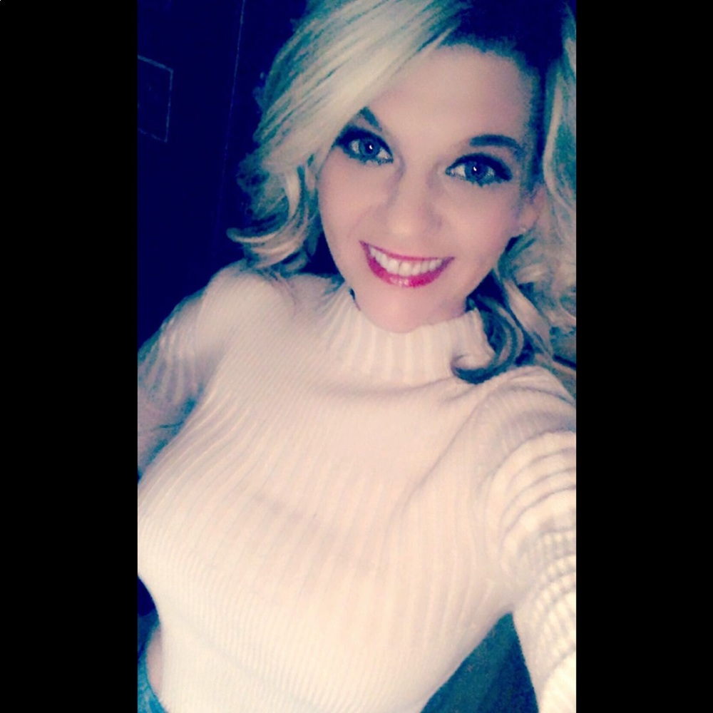 Meet your Posher, Renee Feel Free to offer ❤️